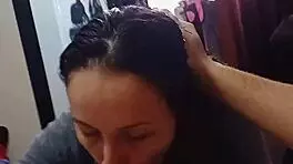 mi compañera de cuarto sale de bañarse y me regala una mamada hasta hacerme terminar, tiene un orgasmo mientras me la está mamando