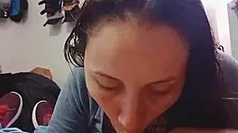 mi compañera de cuarto sale de bañarse y me regala una mamada hasta hacerme terminar, tiene un orgasmo mientras me la está mamando