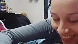 mi compañera de cuarto sale de bañarse y me regala una mamada hasta hacerme terminar, tiene un orgasmo mientras me la está mamando