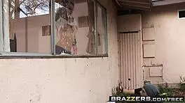 redhead mommy sarah jessie in peeping tom scene