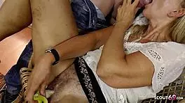 德国老奶奶被护工发现香蕉插逼并操