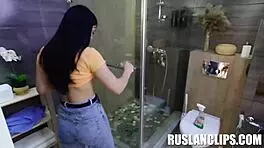 饥渴继妹Sofi Li为一个恩惠赚钱