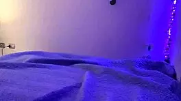 mujer tatuada culo grande dedeandose en su cama vagina humeda