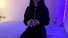 mujer tatuada culo grande dedeandose en su cama vagina humeda