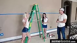 三个饥渴的18+小妖精勾引并操幸运画家