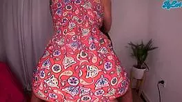 哇，我的性感翘臀室友穿短裙总是不安分...下午变得狂野，她光着身子到处是精液，自制混乱！