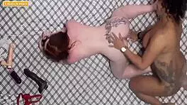 minha melhor amiga nunca esteve com uma garota entao eu mostrei a ela como pode ser divertido fiz a gostosa chupar meu grelo ate ficar duro e inchado