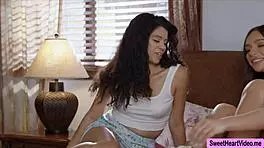 娇小18+妹子互摸身体高潮喷不停