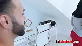 年轻小哥趁爸不在猛干性感黑人女仆