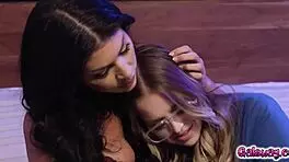 女同夫妻Queenie Sateen和Codi Vore情色性爱