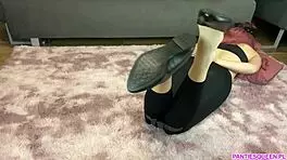 哇！继妹生日最佳足交脚像紧屁股！