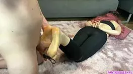 哇！继妹生日最佳足交脚像紧屁股！