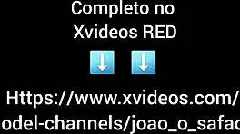Safada empinou a bunda para o garoto enfiar a pica grande no pelo.
