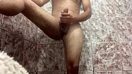 Alisando minha rola grande, assista o video completo no red agora mesmo.