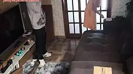 Wife drops towel to seduce the delivery man in homemade setting