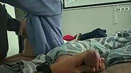 她打扫时看到我的鸡巴，摸它，想帮我手淫