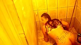 diario de uma atriz porno lavando o banheiro na quarentena 😏