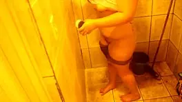 diario de uma atriz porno lavando o banheiro na quarentena 😏