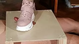 粉靴女王用残酷精准踩踏奴隶