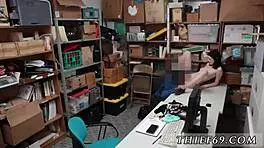 女警面对当场抓获的初犯嫌疑人，商店转移中紧张气氛升温，出人意料相遇