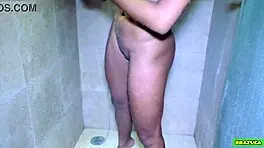Que tesão v essa morena gostosa na minha frente peladinha tomando banho