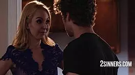 小巧金发熟女用骚逼说服你！