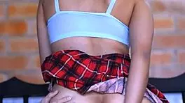 la hijastra con su cuerpo apretado y tentador despertaba en él una pasión irrefrenable cada vez que se encontraban en el apartamento