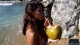 小巧墨西哥18+辣妹卡罗莱纳·雷耶斯在海滩完全裸露，感觉暴露