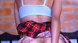 la hijastra con su cuerpo apretado y tentador despertaba en él una pasión irrefrenable cada vez que se encontraban en el apartamento