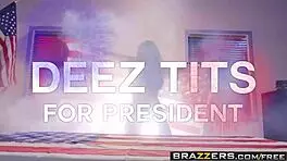 Kagney Linn跪着感受老板大屌插屁眼 妈咪扮演超兴奋