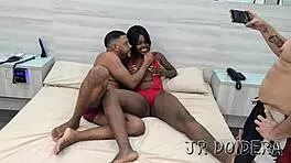 no motel, novinha casada liberada pelo corno pra fuder com amigos