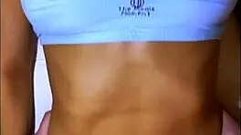 la estudiante de intercambio se qued en el apartamento de su tutor masculino y aunque su relacion era estrictamente profesional ella no podia evitar sentirse atraida por el