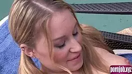 女同性恋在泳池边激烈磨豆！