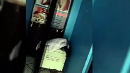 Me encanta chuparte la polla sin cond�n se siente rico - madrastra cachonda espera a su hijastro en la habitaci�n para lamer pija