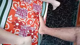 le ayudo a mi caliente prima a que aprenda con mi polla me aprovecho de mi jovencita prima le meto los dedos en su lindo co�o y le lleno de leche su culo hasta que ya no puede mas