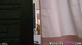 看这个娇小的18+亚洲少女在隐藏摄像头揉阴户？好热好偷窥