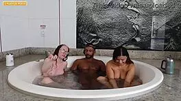 Cada uma de nós já transou com mil homens, quem conta mais?