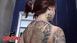 Chamei meu corno para tomar banho comigo, e ele lambe minha buceta apertada enquanto eu gemo