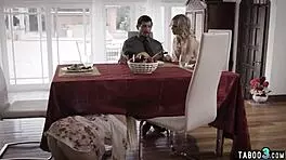 巨乳熟女与双性继女分享鸡巴