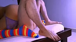 la estrecha conexión entre el estudiante y la madre de su amiga los llevaba a vivir experiencias únicas en el apartamento