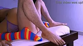 la estrecha conexión entre el estudiante y la madre de su amiga los llevaba a vivir experiencias únicas en el apartamento