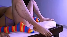 la estrecha conexión entre el estudiante y la madre de su amiga los llevaba a vivir experiencias únicas en el apartamento