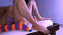 la estrecha conexión entre el estudiante y la madre de su amiga los llevaba a vivir experiencias únicas en el apartamento