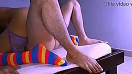 la estrecha conexión entre el estudiante y la madre de su amiga los llevaba a vivir experiencias únicas en el apartamento