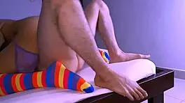 la estrecha conexión entre el estudiante y la madre de su amiga los llevaba a vivir experiencias únicas en el apartamento