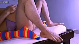 la estrecha conexión entre el estudiante y la madre de su amiga los llevaba a vivir experiencias únicas en el apartamento