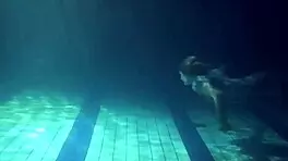 big bouncing tits underwater in the pool