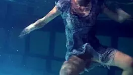 big bouncing tits underwater in the pool