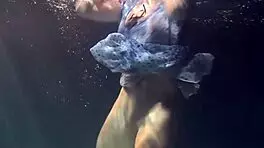 big bouncing tits underwater in the pool
