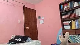 madrastra milf me llama para sexo en la habitacion vacia, le encanta comerse a su compañero